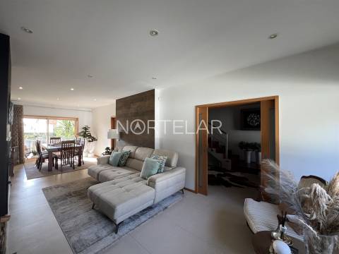 Moradia T3 com jardim e 3 frentes em Famalicão