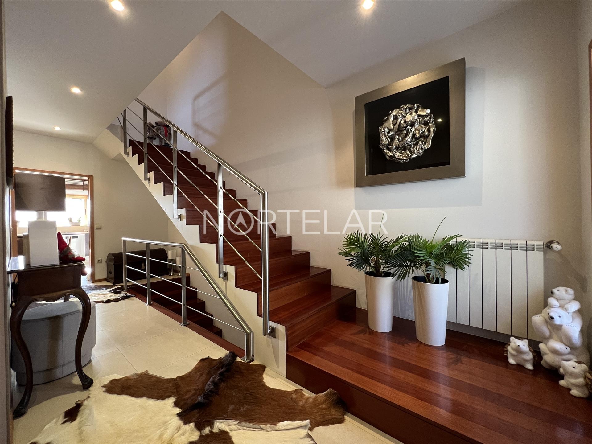 Moradia T3 com jardim e 3 frentes em Famalicão