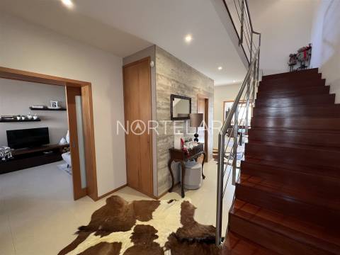 Moradia T3 com jardim e 3 frentes em Famalicão