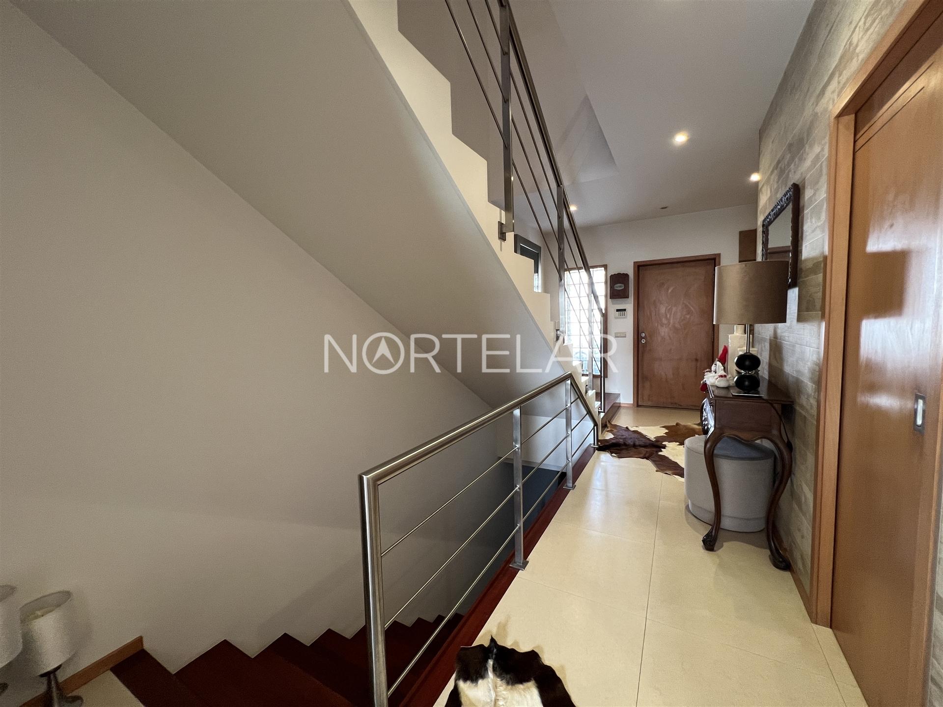 Moradia T3 com jardim e 3 frentes em Famalicão