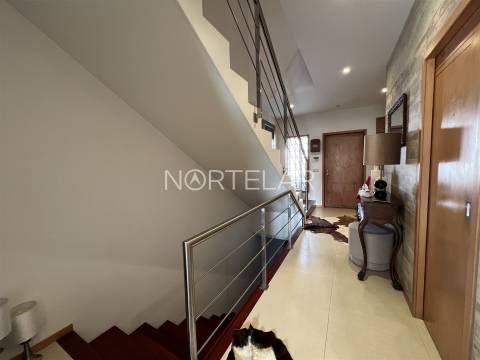 Moradia T3 com jardim e 3 frentes em Famalicão