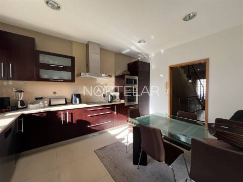 Moradia T3 com jardim e 3 frentes em Famalicão