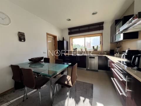 Moradia T3 com jardim e 3 frentes em Famalicão