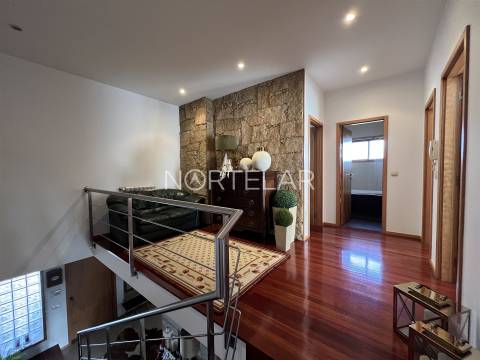 Moradia T3 com jardim e 3 frentes em Famalicão