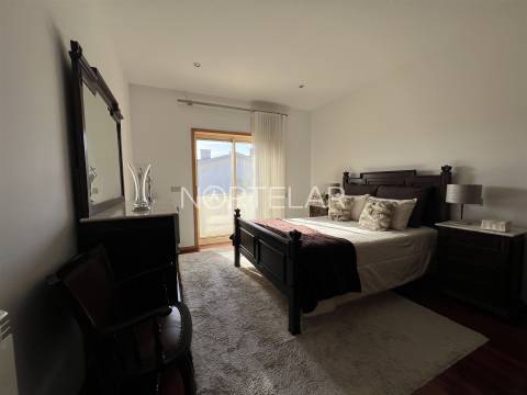 Moradia T3 com jardim e 3 frentes em Famalicão