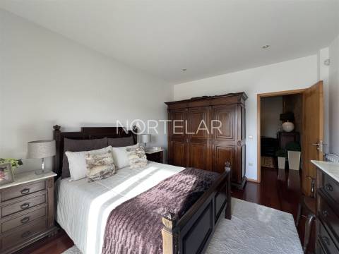 Moradia T3 com jardim e 3 frentes em Famalicão