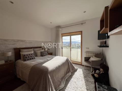 Moradia T3 com jardim e 3 frentes em Famalicão