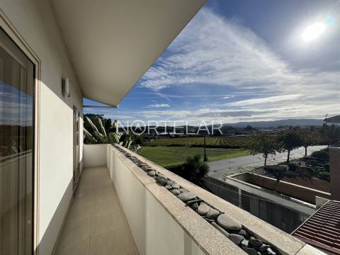 Moradia T3 com jardim e 3 frentes em Famalicão