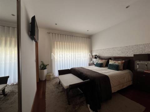 Moradia T3 com jardim e 3 frentes em Famalicão