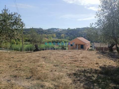 ANG627 - Terreno de 539m2 para Venda em Milagres, Leiria