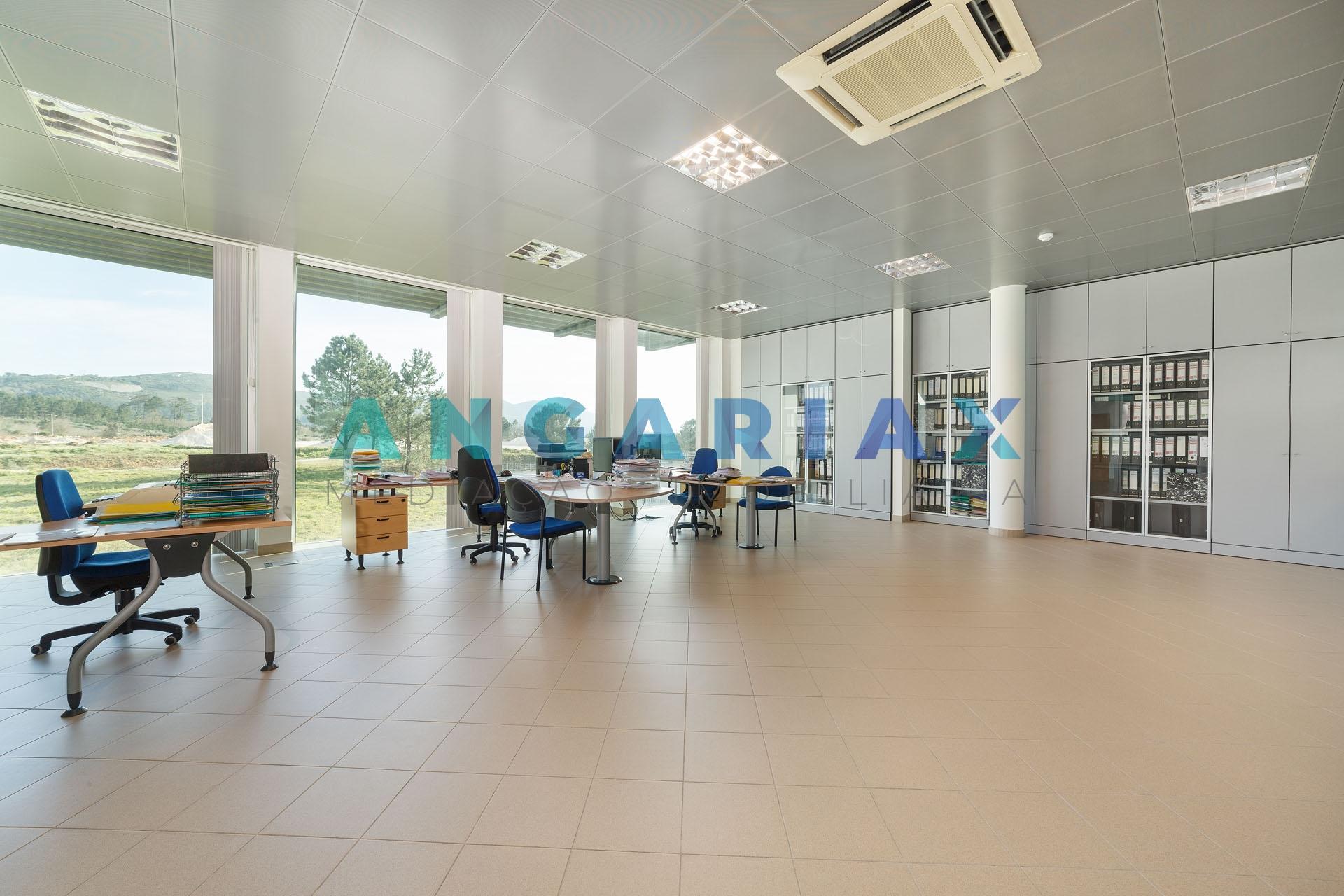 ANG737 - Pavilhão Industrial para Venda em Porto de Mós, Leiria