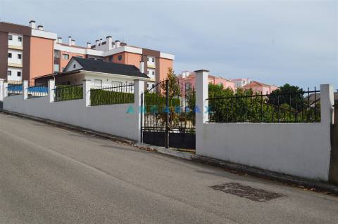 ANG900 - Moradia T3 + T2 + T1 para Venda no Entroncamento