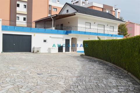 ANG900 - Moradia T3 + T2 + T1 para Venda no Entroncamento