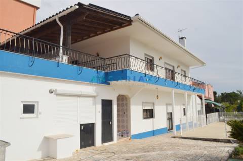 ANG900 - Moradia T3 + T2 + T1 para Venda no Entroncamento