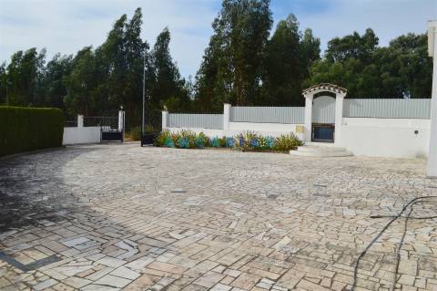 ANG900 - Moradia T3 + T2 + T1 para Venda no Entroncamento