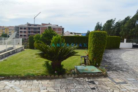 ANG900 - Moradia T3 + T2 + T1 para Venda no Entroncamento