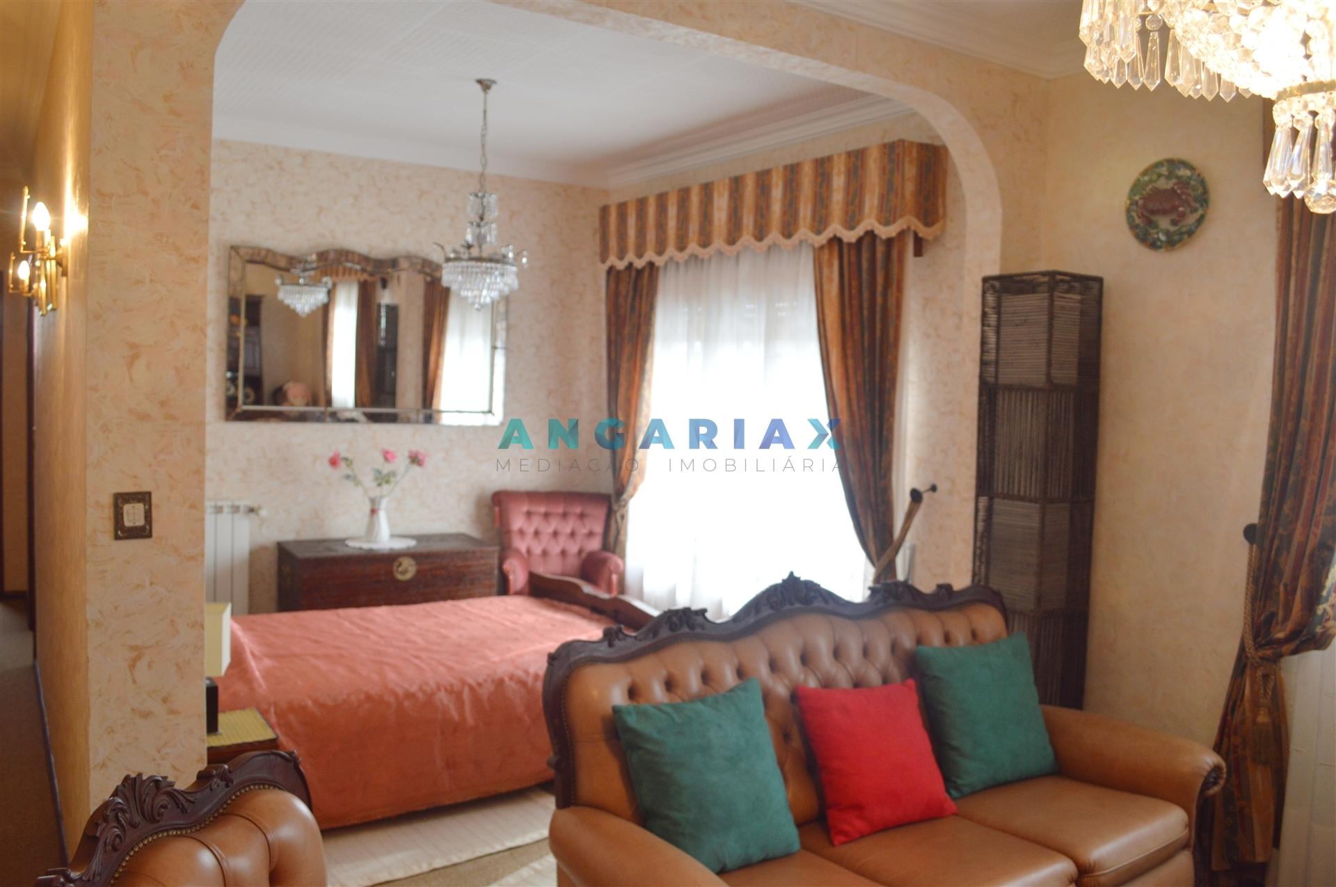 ANG900 - Moradia T3 + T2 + T1 para Venda no Entroncamento