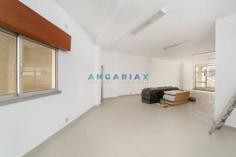 ANG1024 - Loja para Venda em Fátima, Ourém