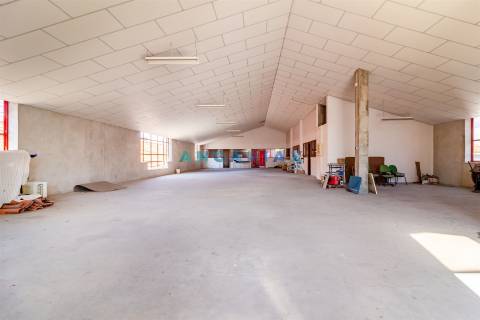 ANG1206 - Armazém para Venda em Batalha, Leiria