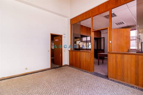 ANG1206 - Armazém para Venda em Batalha, Leiria