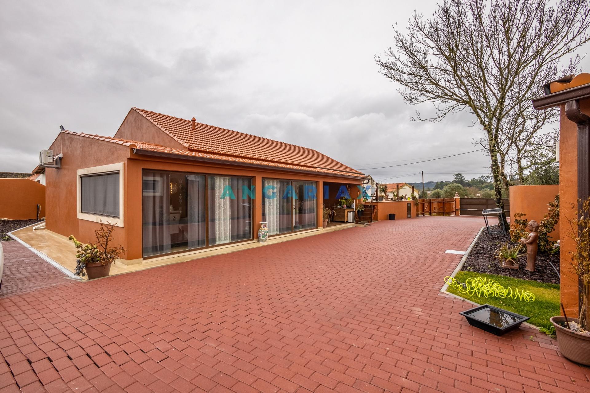 ANG1328 - Moradia T4 para Venda em Porto de Mós