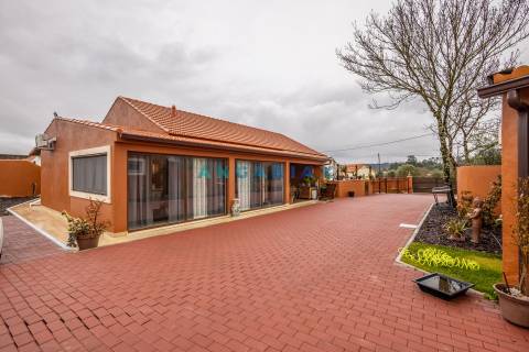 ANG1328 - Moradia T4 para Venda em Porto de Mós