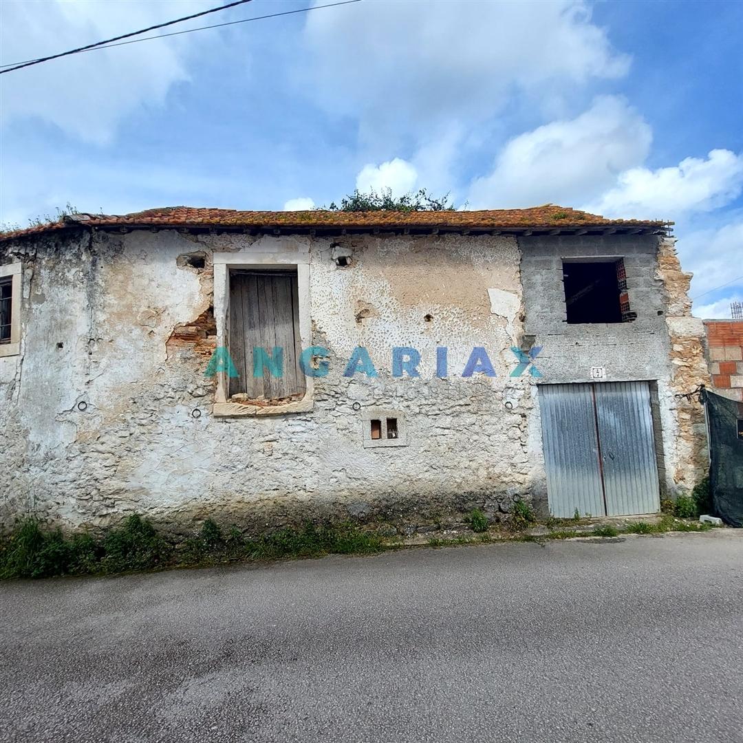 ANG1369 - Arrecadação para Venda em Juncal, Porto de Mós