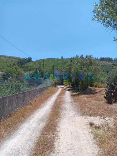 ANG1436 - Moradia T2 + T1 para Venda em Mendiga, Porto de Mós