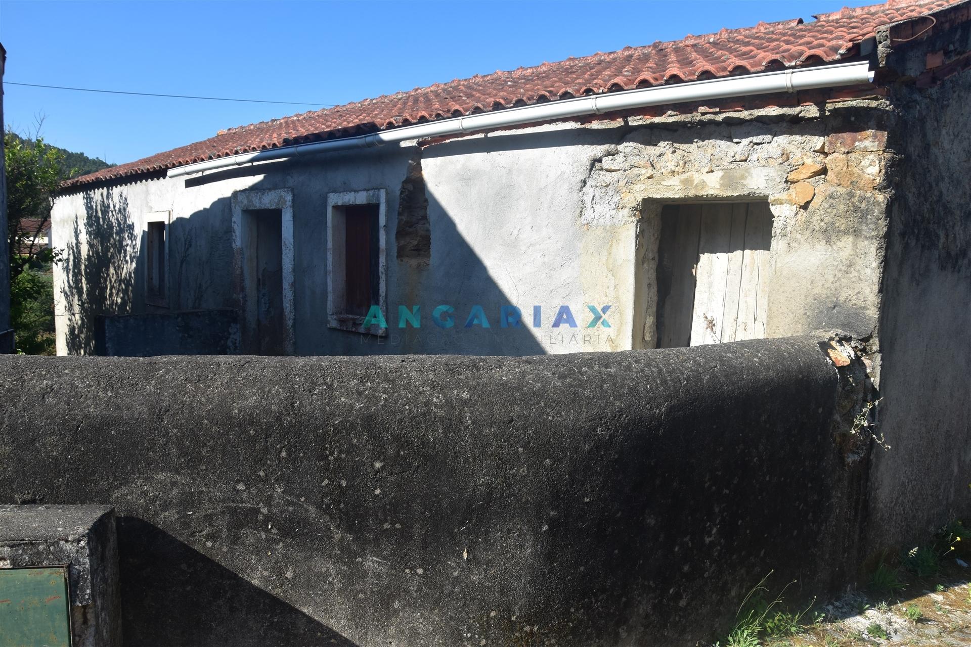 ANG1466 - Casa para Remodelação em Figueiró dos Vinhos