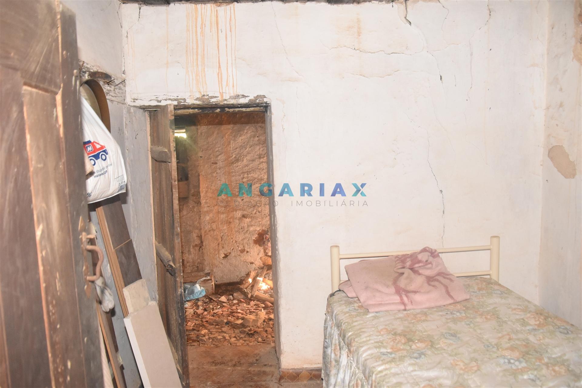ANG1466 - Casa para Remodelação em Figueiró dos Vinhos
