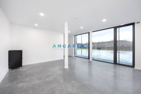 ANG1471 - Pavilhão para Venda em Alcobaça