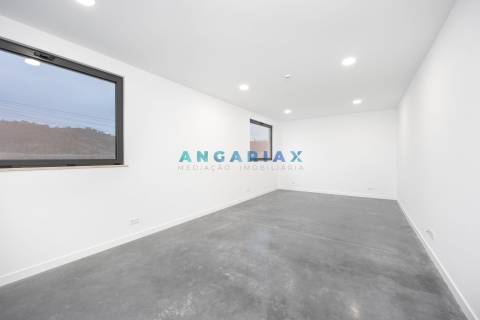 ANG1471 - Pavilhão para Venda em Alcobaça