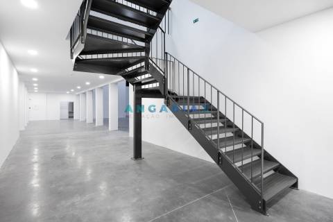 ANG1471 - Pavilhão para Venda em Alcobaça