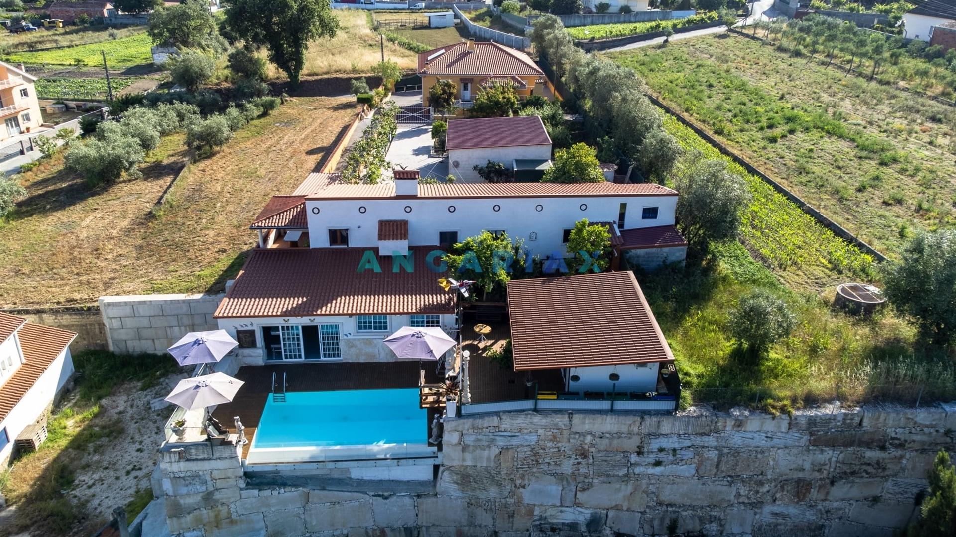 ANG1488 - Moradia T8 para Venda em Milagres