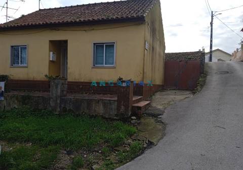 ANG1545 - Moradia T3 para Venda em Batalha