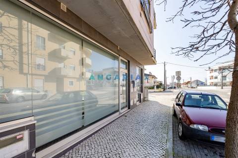 ANG1557 - Loja para Venda em Marinha Grande