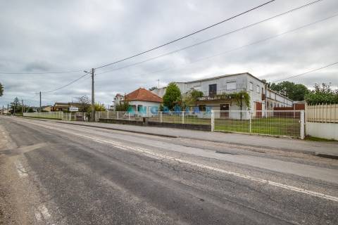 ANG1588 - Terreno com Moradia T3 e Pavilhão Industrial para Venda em Pedreiras, Porto de Mós