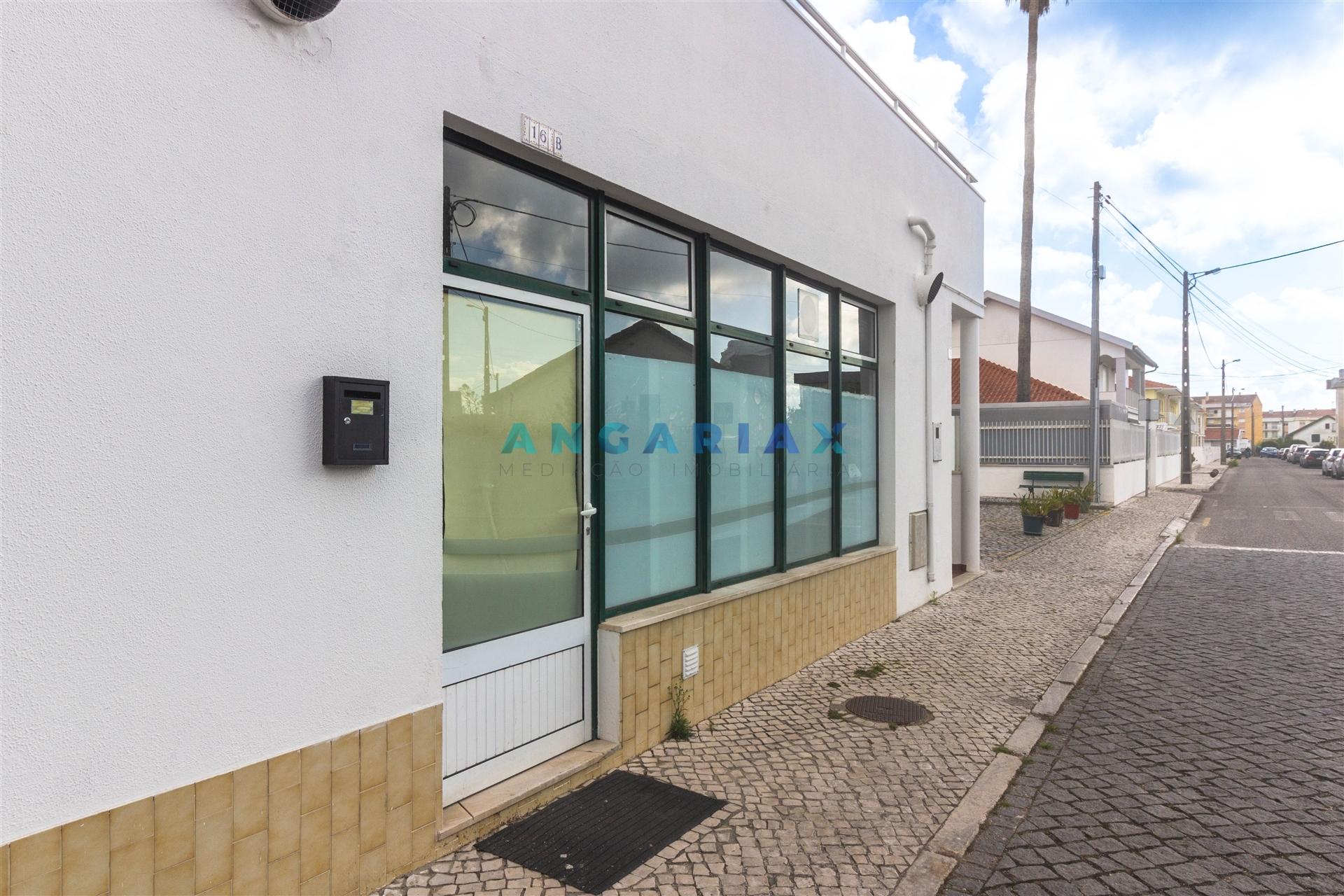 ANG1600 - Loja para Arrendamento em Marinha Grande