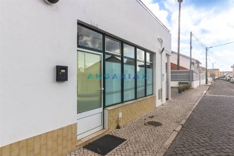 ANG1600 - Loja para Arrendamento em Marinha Grande