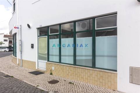 ANG1600 - Loja para Arrendamento em Marinha Grande