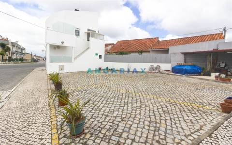 ANG1600 - Loja para Arrendamento em Marinha Grande