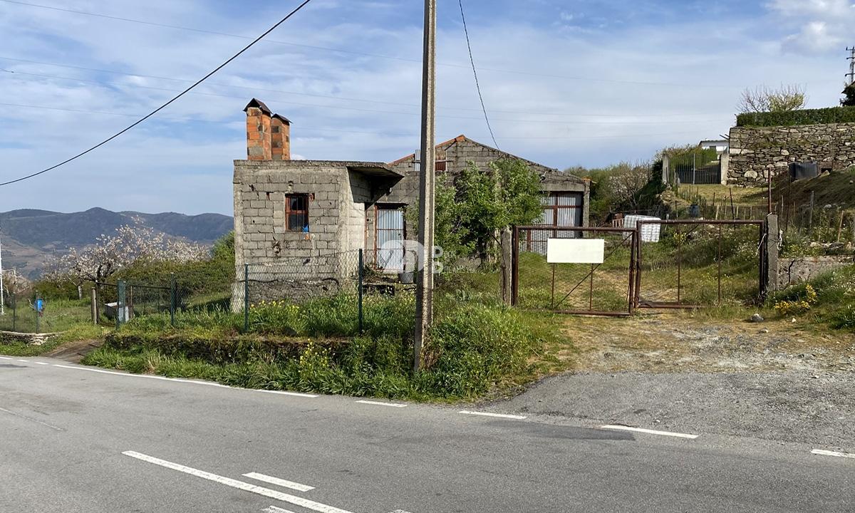 Armazém 500 m² - Tabuaço