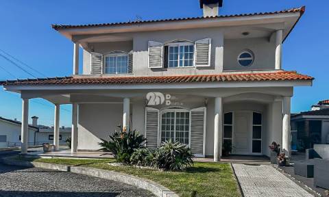 Moradia T4+1 - Lemenhe