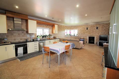 Moradia com 4 Quartos / Piscina / Regueira de Pontes / Leiria