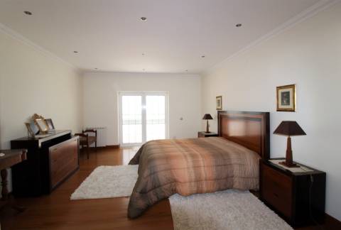 Moradia com 4 Quartos / Piscina / Regueira de Pontes / Leiria