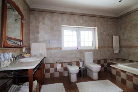 Moradia com 4 Quartos / Piscina / Regueira de Pontes / Leiria