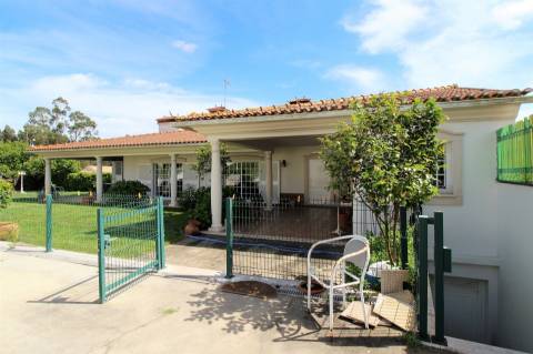 Moradia com 4 Quartos / Piscina / Regueira de Pontes / Leiria