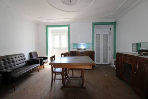 Prédio para remodelar, com projeto / Louriçal /Pombal