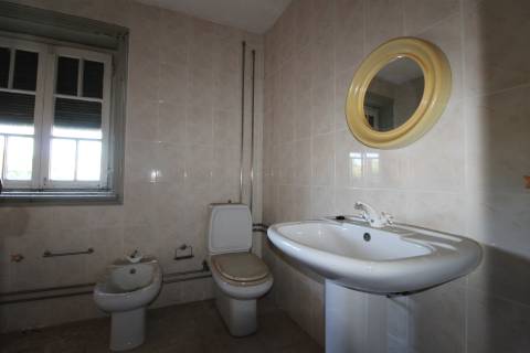 Prédio para remodelar, com projeto / Louriçal /Pombal