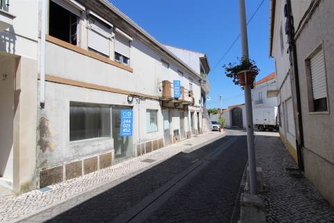 Prédio para remodelar, com projeto / Louriçal /Pombal